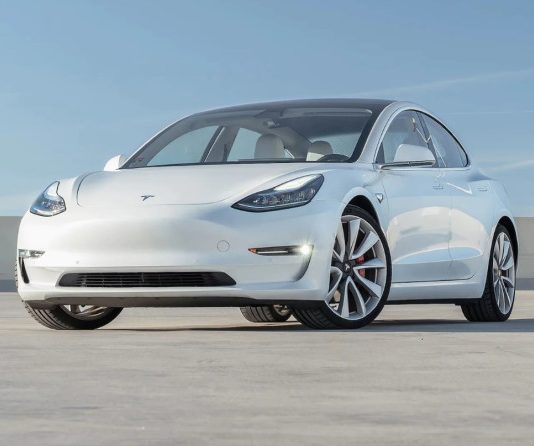 Нові факти про оновлену Tesla Model 3: вона отримає нове рульове колесо