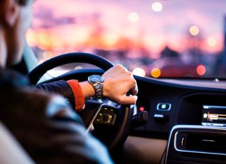 Частина водіїв про це не знають: у яких випадках треба пригальмовувати