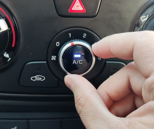 Експерти розповіли про три помилки водія, які можуть убити кондиціонер