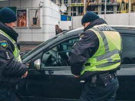 Тільки так: як водієві правильно пред’являти документи поліцейським