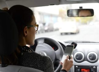 За розмову по телефону у водія можуть забрати права