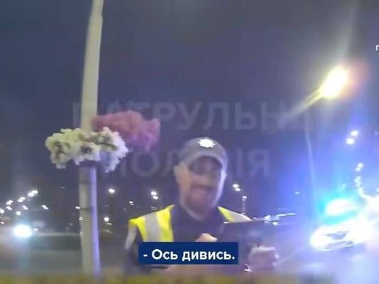 У Києві хлопець запропонував патрульним марихуану під час зупинки авто