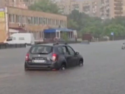 Що слід пам’ятати під час руху містом у дощ – 5 порад водіям