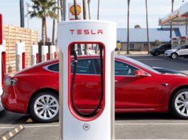 Мережа зарядних станцій Tesla назвали найнадійнішою у США