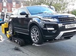 У Великобританії неправильно припарковані авто евакуюють роботи