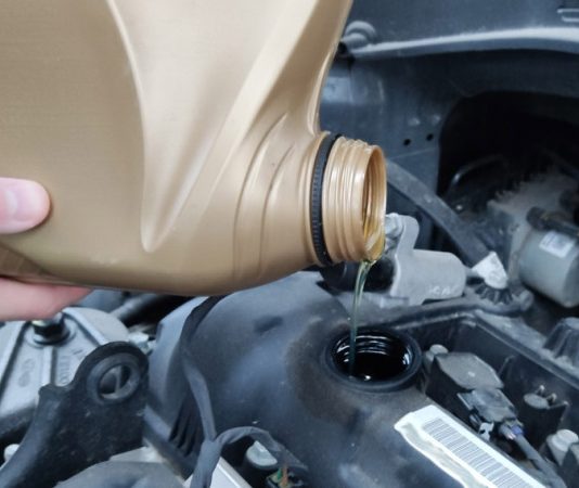 Ці ознаки допоможуть відрізнити оригінальне моторне масло від підробки