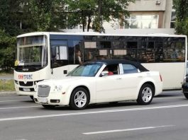 На вулицях Києва помітили незвичайний Chrysler 300С у кузові кабріолет