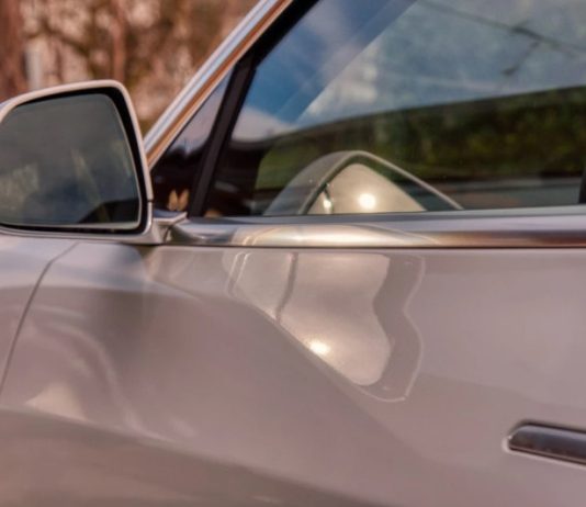 Вони можуть вибухнути: ці предмети краще не залишати в машині під час спеки