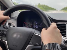 Названа швидкість, на якій можна безпечно керувати машиною однією рукою