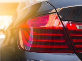 Чому на деякі автомобілі встановлюють тільки червоні сигнали повороту