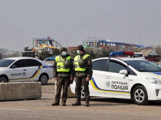 Водіям в Україні пояснили, що поліція не має права вимагати після зупинки на блокпосту