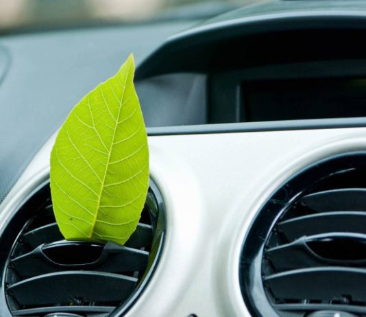 Лайфхак для водіїв: як без освіжувача повітря позбутися запаху в авто