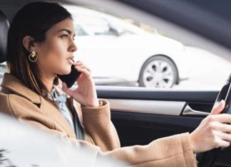 Водіїв в Україні попередили про покарання за користування телефоном