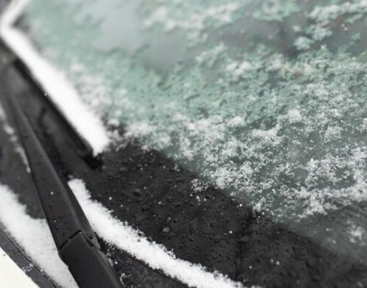 Як швидко і безпечно розморозити лобове скло машини взимку