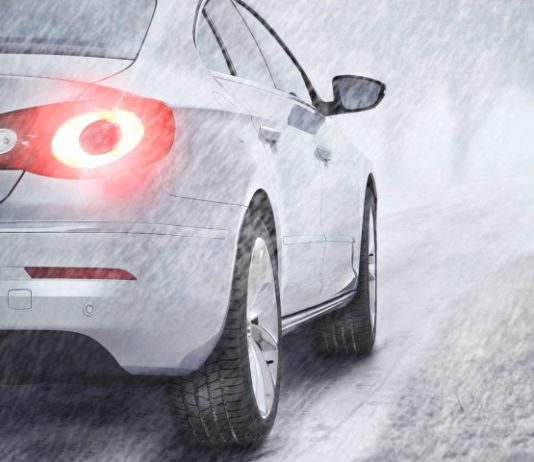 Водіям назвали речі, які категорично не можна залишати в автомобілі взимку