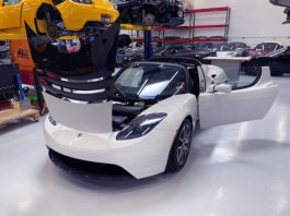 У США продають новий 13-річний Tesla Roadster