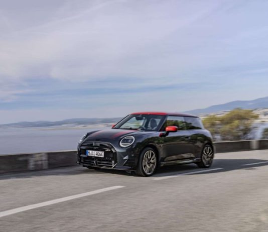 Новий MINI Cooper SE дебютував у версії JCW