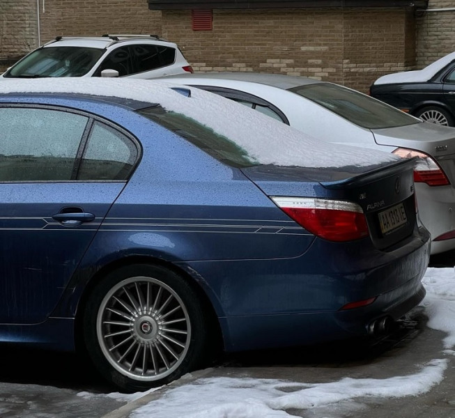 Один из 428 рідкісних седанів BMW з 500-сильним мотором помітили у Києві
