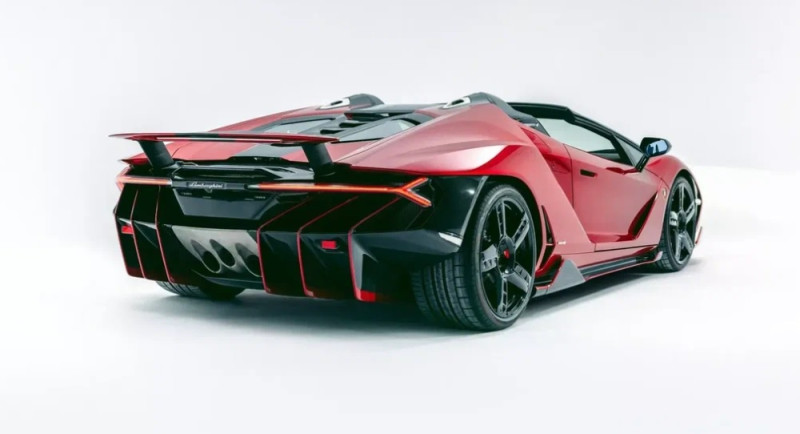 Один із 20 родстерів Lamborghini Centenario виставлений на аукціонні торги