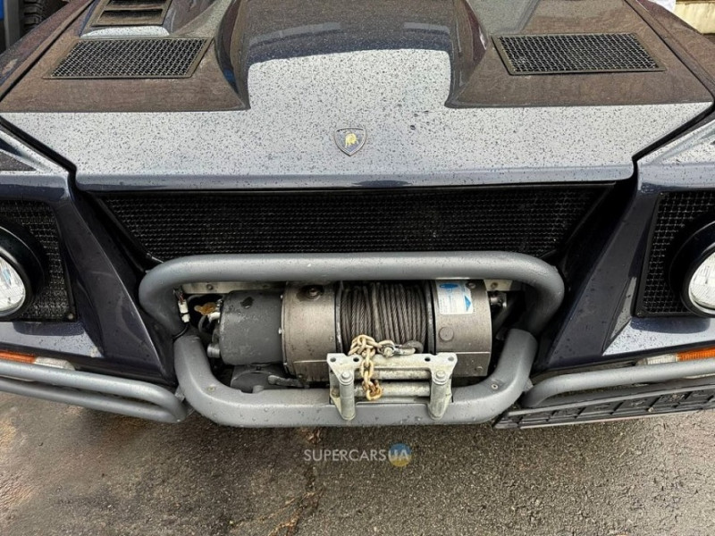 У Києві помічено ексклюзивний рамний позашляховик Lamborghini LM002