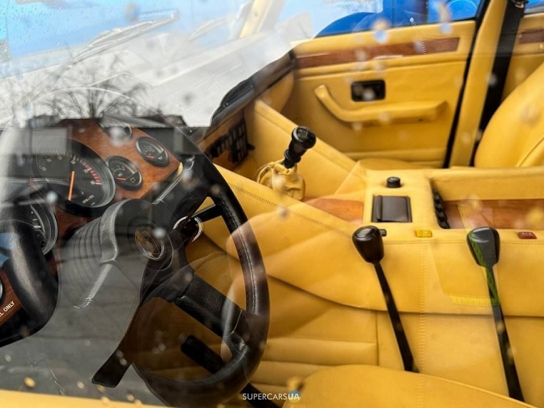 У Києві помічено ексклюзивний рамний позашляховик Lamborghini LM002
