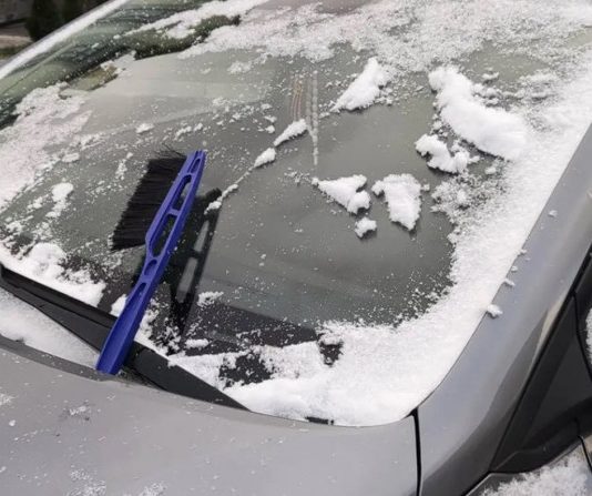Експерт розповів, як правильно очищати автомобіль від снігу та льоду
