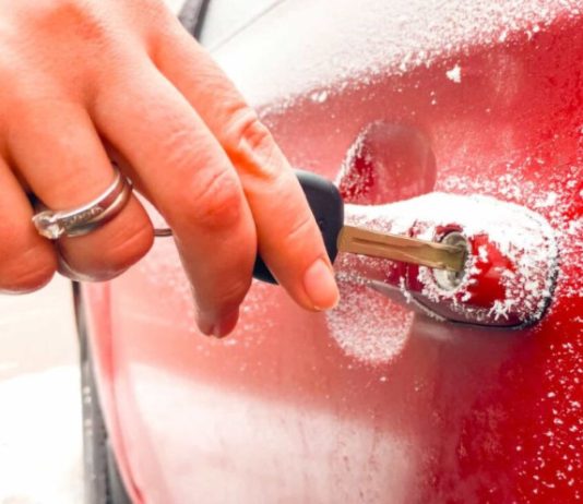 Розкрито 3 «придатних» лайфхака, як відкрити машину із замерзлим замком без витрат