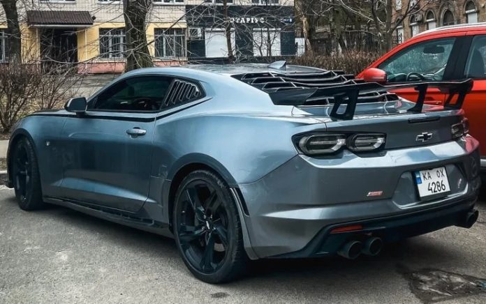 У Києві помічено культового американського спорткара Chevrolet Camaro SS