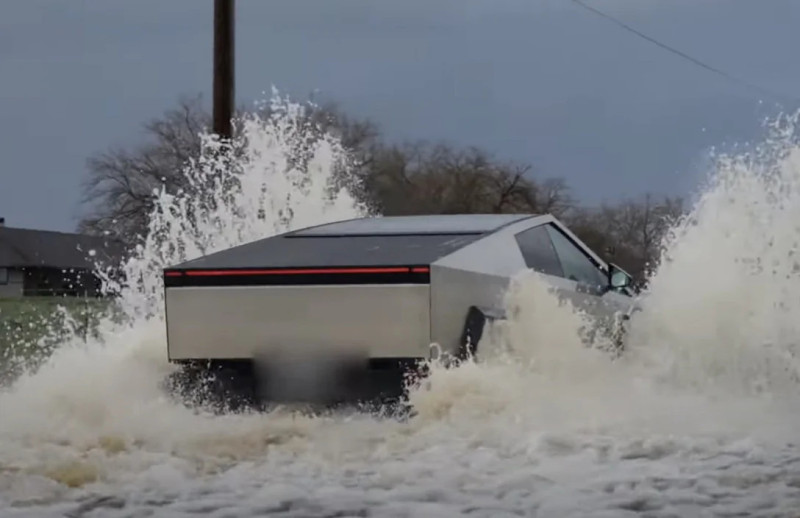 Tesla Cybertruck вийшов з ладу після форсування глибокої водної перешкоди