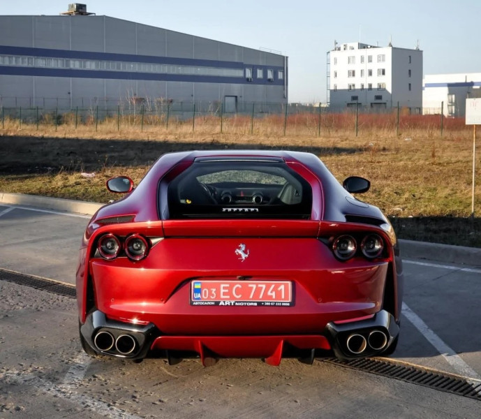 В Україні помічено швидкісний Ferrari 812 Superfast з 800-сильним двигуном V12
