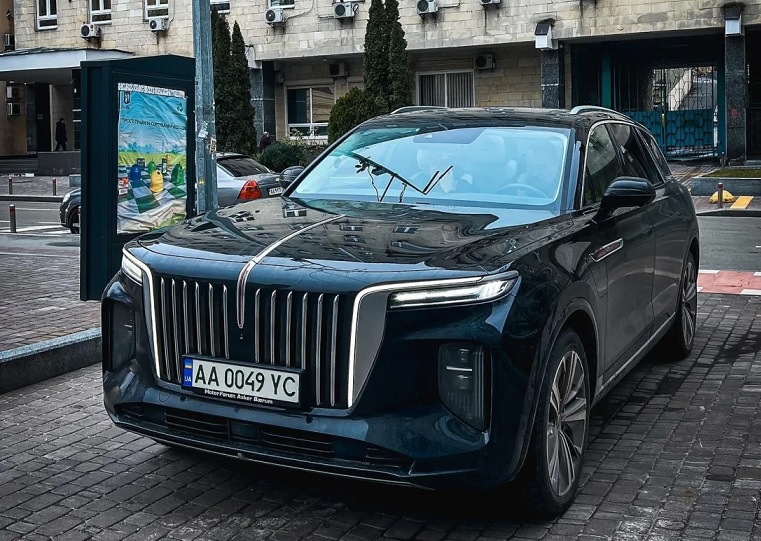 На вулицях Києва помічено китайський аналог Rolls-Royce на електротязі