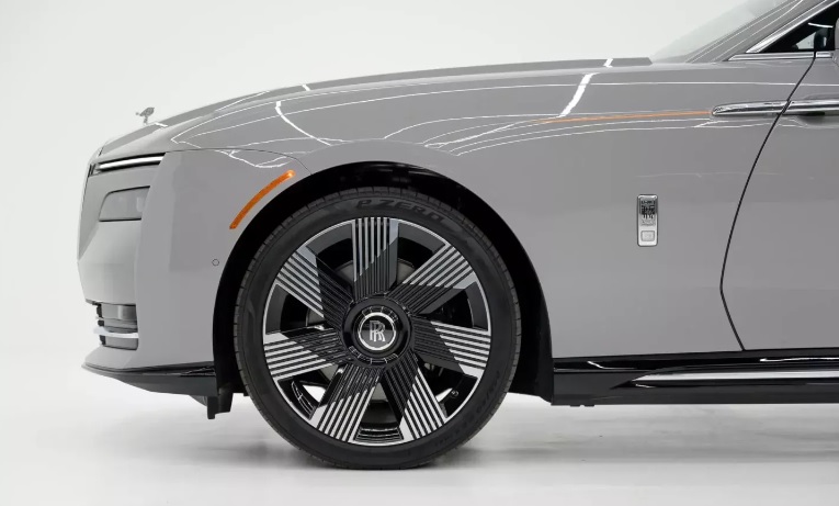 Rolls-Royce Spectre виставлено на торги всупереч забороні виробника