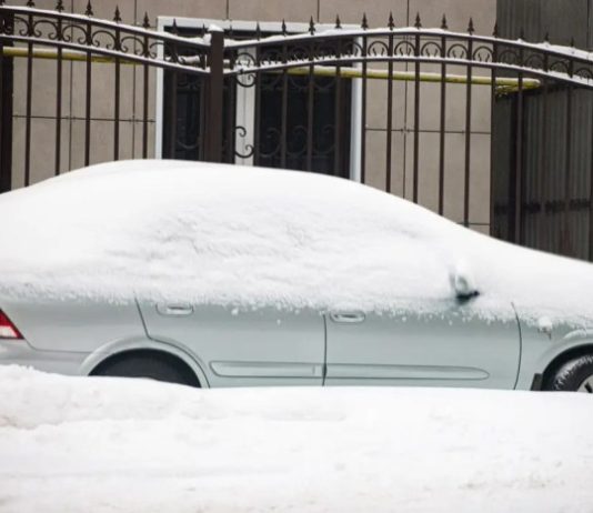 Автомобілістам розповіли, що краще не залишати в машині під час морозу