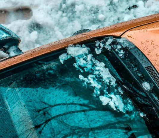 Розкритий спосіб, як категорично не можна розморожувати лобове скло автомобіля