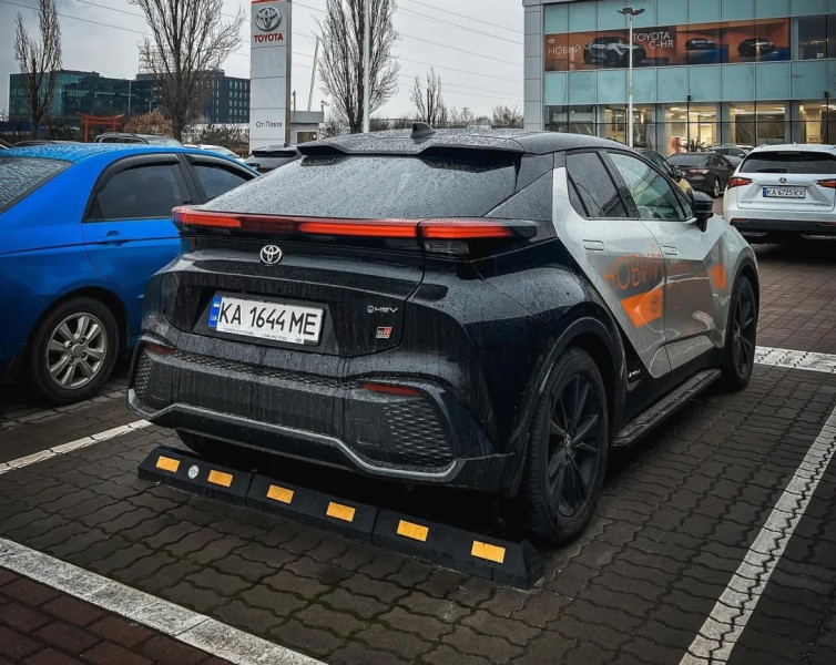 Друге покоління економічного кросовера Toyota C-HR помічено на вулицях Києва