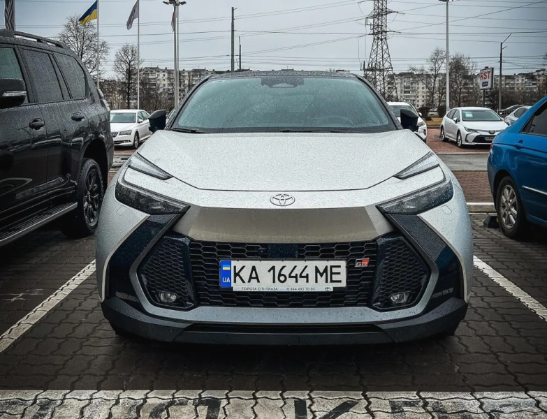 Друге покоління економічного кросовера Toyota C-HR помічено на вулицях Києва