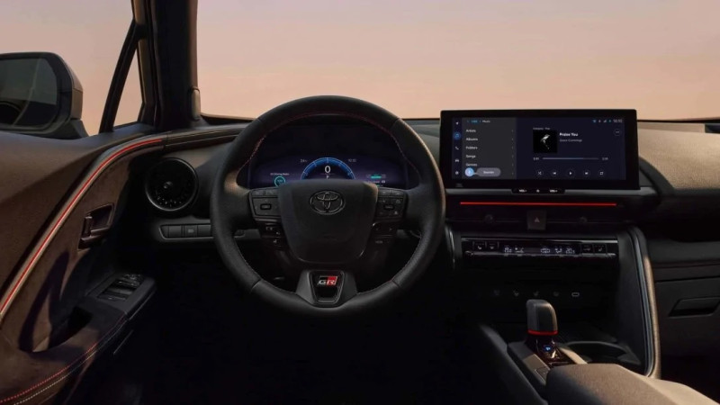 Кросовер Toyota C-HR із витратою палива 4 літри на 100 км їде в Україну