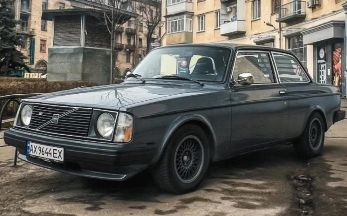 Рідкісна вінтажна модель Volvo помічена на вулицях Києва