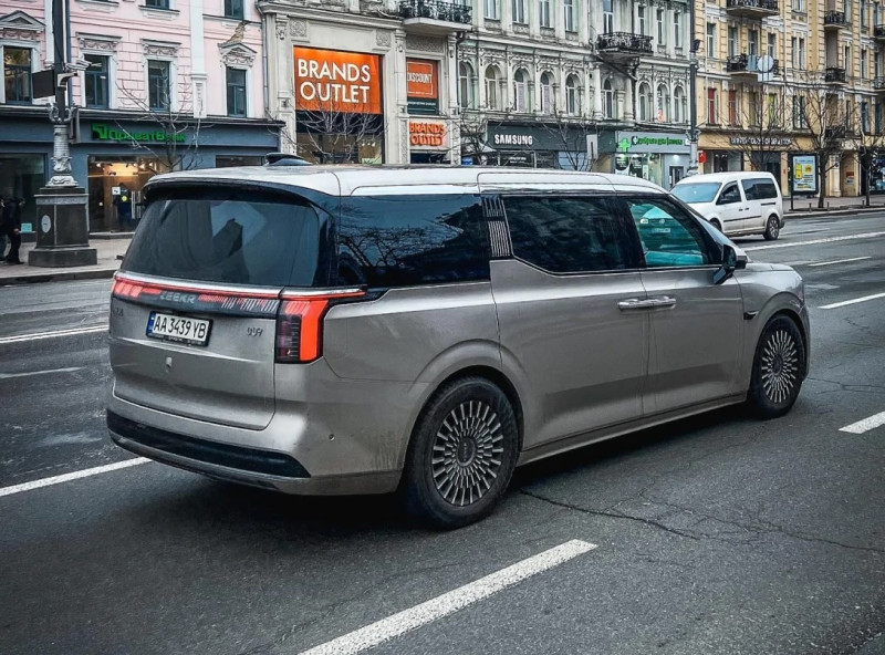 Дорогий сімейний електромобіль від Volvo та Geely помічений на вулицях Києва