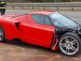У ДТП розбили рідкісний колекційний суперкар Ferrari Enzo