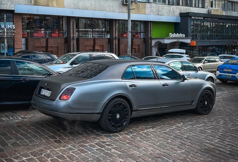 У Києві помічено рідкісний для українського авторинку седан Bentley Mulsanne