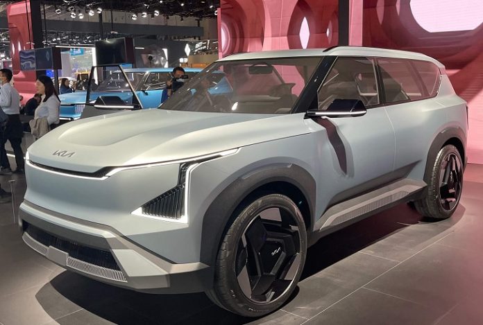 В Україну прибув перший електрокросовер Kia EV5