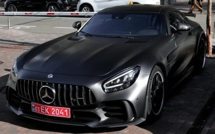 На вулицях Києва помічено рідкісний 585-сильний суперкар Mercedes-AMG