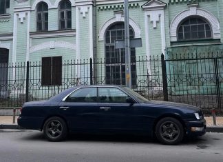 У Києві помічено люксовий седан Nissan родом з 1990-х років