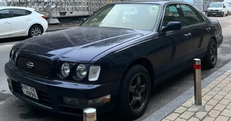 У Києві помічено люксовий седан Nissan родом з 1990-х років
