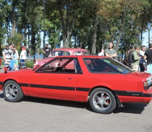 У Києві помічено люксове спортивне купе Nissan Leopard У Києві помічено люксове спортивне купе Nissan Leopard