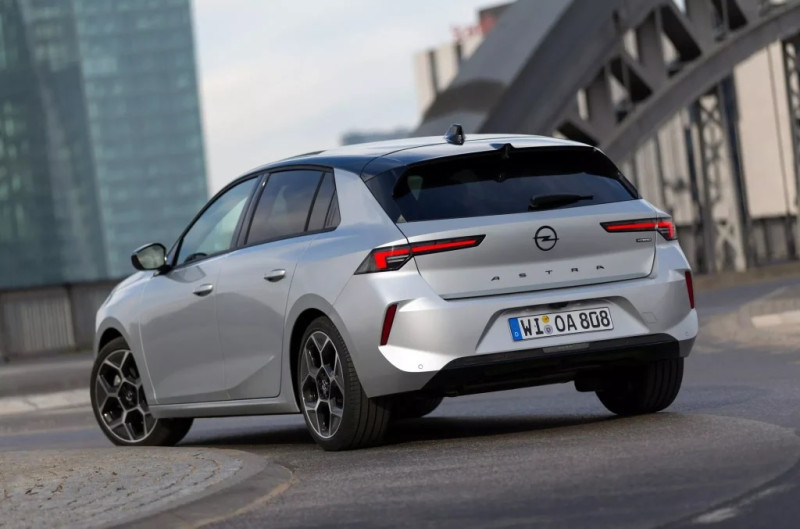 Популярна модель C-класу Opel Astra дебютувала на ринку у модифікації Hybrid