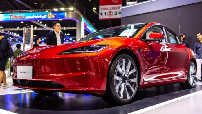 Власники автомобілів Tesla отримають безкоштовний автопілот