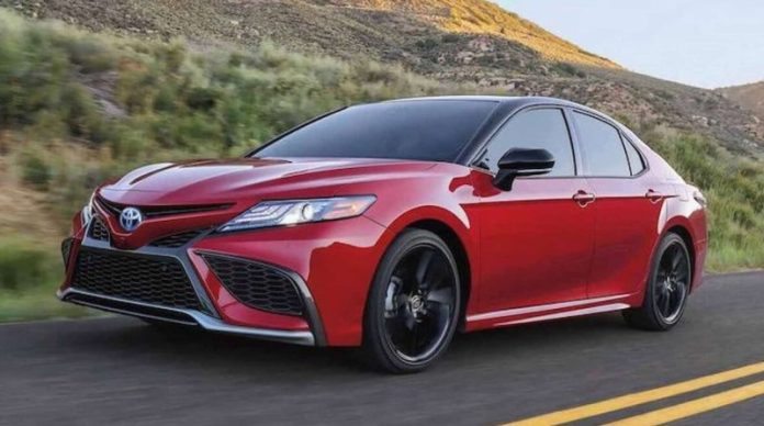 Експерти назвали всі плюси та мінуси Toyota Camry 2024