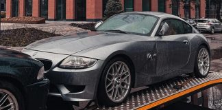 В Україні помічено автовоз із рідкісними колекційними спорткарами BMW